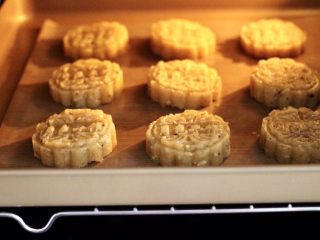 12、核桃酥,把做好的核桃酥，放入烤箱中层，烤箱设置温度为上管190°，下管180°，时间为18分钟（时间及温度仅供参考）