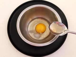 7、换个姿势吃汤圆  蛋抱汤圆,加入1勺料酒