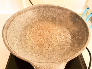 9、换个姿势吃汤圆  蛋抱汤圆,锅里加入冷水