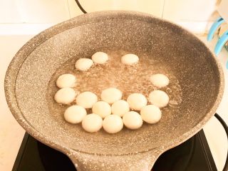 11、换个姿势吃汤圆  蛋抱汤圆,煮至汤圆漂浮起来就熟了