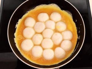 15、换个姿势吃汤圆  蛋抱汤圆,加入煮熟的花生汤圆捞出来放在鸡蛋液上