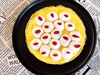 19、换个姿势吃汤圆  蛋抱汤圆,蛋抱汤圆簇拥在一起，香甜软糯，蛋香十足，好吃又好看~