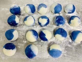 12、青花瓷冰皮月饼,有月饼模具压成自己喜欢的花型。(这里漏掉一张图下次补上)