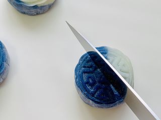 13、青花瓷冰皮月饼,切开一个看看????