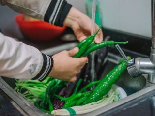 1、红烧茄子,嗯～不用说还是先洗菜不～