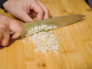 4、红烧茄子,蒜切末，可以多一点蒜哦，茄子和蒜一起吃味道很棒