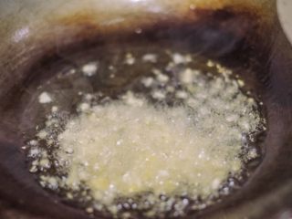 7、红烧茄子,热锅下油，七成热下姜蒜爆香