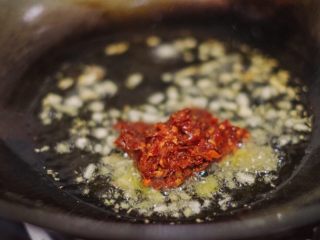 8、红烧茄子,翻炒两下再放两首豆瓣酱（根据茄子多少来放）