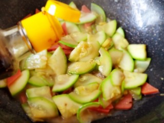 10、醋熘西葫芦,关火之前沿锅边喷少许米醋。