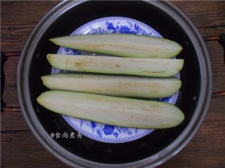 3、凉拌手撕茄子,放入蒸锅中蒸熟,约12分钟