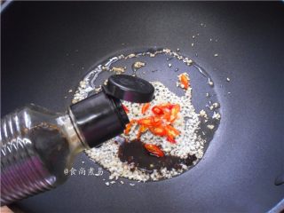 7、凉拌手撕茄子,倒入酱油,关火