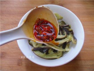 10、凉拌手撕茄子,煮好的酱汁倒入茄子中