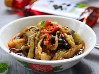 12、凉拌手撕茄子,不吃辣椒可以换成葱花或芝麻酱都可以