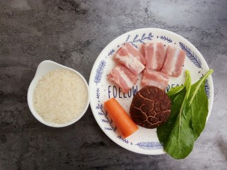 1、宝宝辅食~田园排骨粥,首先准备食材:排骨要选精排,蔬菜可以选择你喜欢的