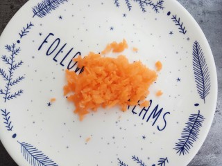 5、宝宝辅食~田园排骨粥,胡萝卜切成小丁