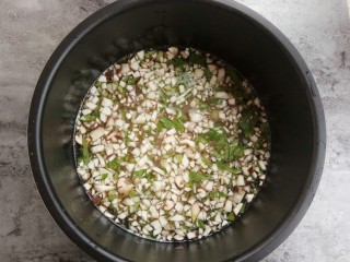 9、宝宝辅食~田园排骨粥,把所有食材一起放入电饭煲中,加入适量水