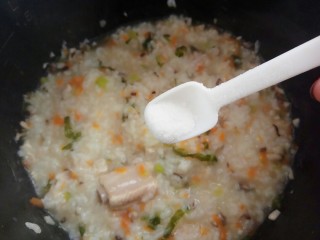 12、宝宝辅食~田园排骨粥,煲好后放入少量盐