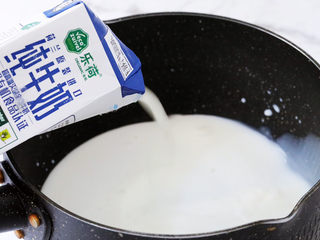 2、煎牛奶,将牛奶倒入奶锅中
