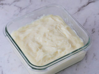 8、煎牛奶,之后，准备一个容器，将奶糊趁热倒入容器中，表面用硅胶铲子稍微整理一下，放凉后盖上盖子放入冰箱冷藏4小时以上