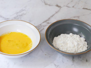 10、煎牛奶,鸡蛋打散，淀粉倒入碗中