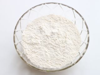 1、猪肉洋葱馅饼,我们先来和面，取面粉放在大碗里。