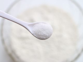 2、猪肉洋葱馅饼,面粉中加一点盐。