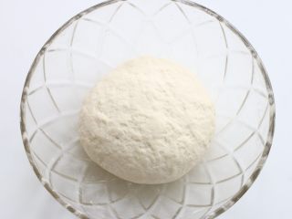 4、猪肉洋葱馅饼,再下手把面絮揉成光滑的面团，然后松弛30分钟以上。由于现在天气潮湿，空气湿度大，不必盖上保鲜膜。