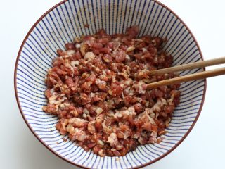 5、猪肉洋葱馅饼,猪肉剁细碎，加入盐、生抽、香油拌匀后腌制上十几分钟。猪肉选择稍稍带点肥的比较好吃。话说我买的这猪肉是生态产品，比牛肉都贵。