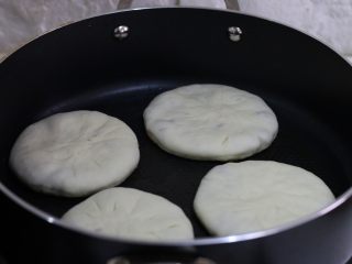 11、猪肉洋葱馅饼,平底锅中刷一层油，放入馅儿饼生坯，小火烙。最好用有盖子的锅，盖上盖子小火烙，这样饼皮不会硬。