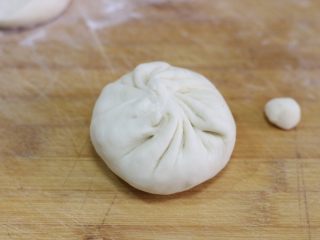 9、猪肉洋葱馅饼,象包包子一样包起来，收口处多出来的小面疙瘩要揪下来，这样馅儿饼的皮才会厚薄均匀。