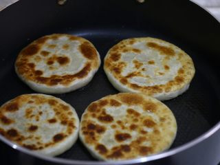 12、猪肉洋葱馅饼,把两面都烙成金黄色即可。文中的量我做了8个馅儿饼，烙了两锅。您可以根据家中人口数量予以调整。