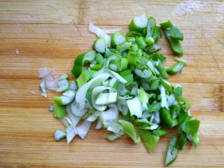 4、香菇猪肉炸酱面,葱切碎