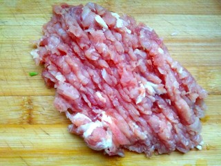 5、香菇猪肉炸酱面,猪肉剁碎