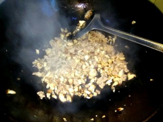 8、香菇猪肉炸酱面,放入香菇翻炒