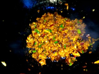 11、香菇猪肉炸酱面,大火翻炒均匀即可关火