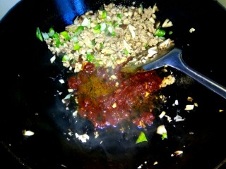 10、香菇猪肉炸酱面,把香菇肉沫铲到一边,放少量植物油,放入一勺郫县豆瓣酱炒出红油