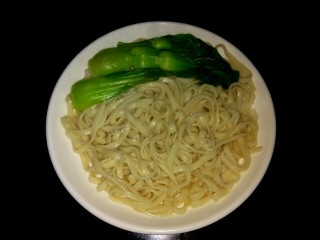 13、香菇猪肉炸酱面,把面条和油菜盛到盘中