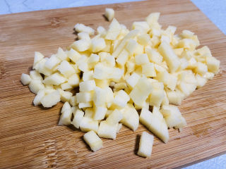 3、苹果饼,切丁