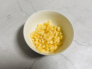 4、苹果饼,放入碗中