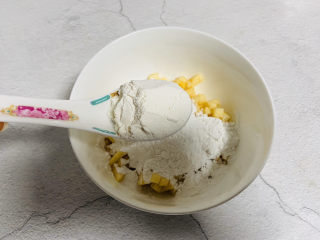 8、苹果饼,一勺面粉