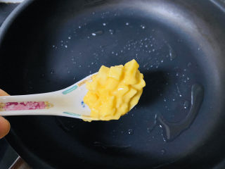 11、苹果饼,舀入一勺面糊