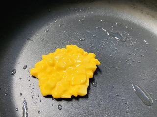 12、苹果饼,用汤勺稍微整出圆形