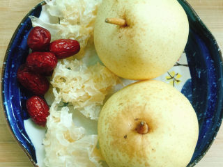 1、银耳雪梨糖水,准备好红枣、银耳、雪梨