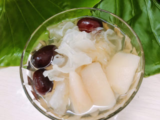 7、银耳雪梨糖水,喜欢银耳软烂的选择提前浸泡银耳