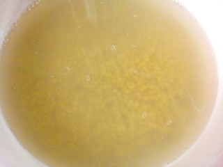 2、绿豆糕,淘洗干净，入冰箱冷藏泡发10小时