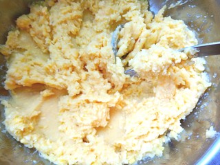 5、绿豆糕,压成泥