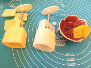 8、绿豆糕,备好工具，玉米油