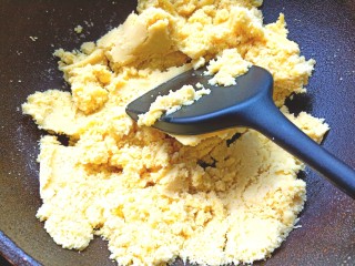 12、绿豆糕,倒入过好筛过的豆泥，翻炒片刻