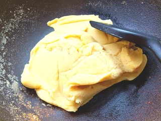 14、绿豆糕,炒去水分，盛出备用