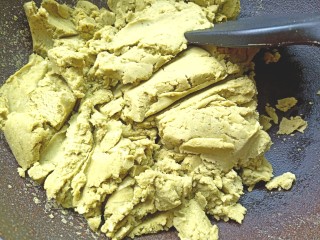 20、绿豆糕,起锅烧油，倒入豆泥和抹茶翻炒均匀